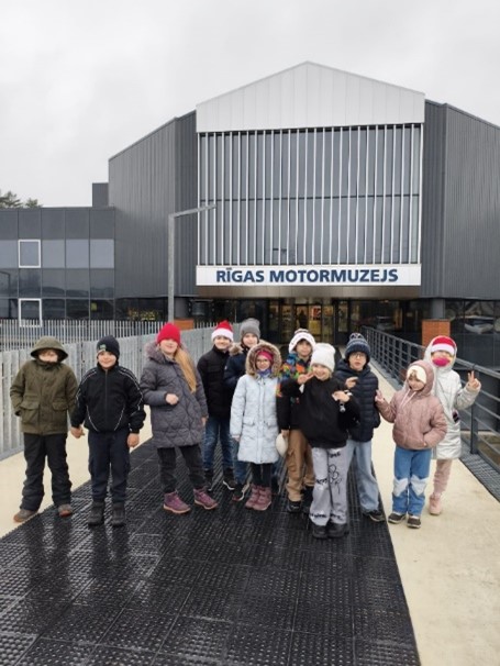 STEM nodarbībā Rīgas Motormuzejā “Ripo. Pēti. Saproti.” – 3.a