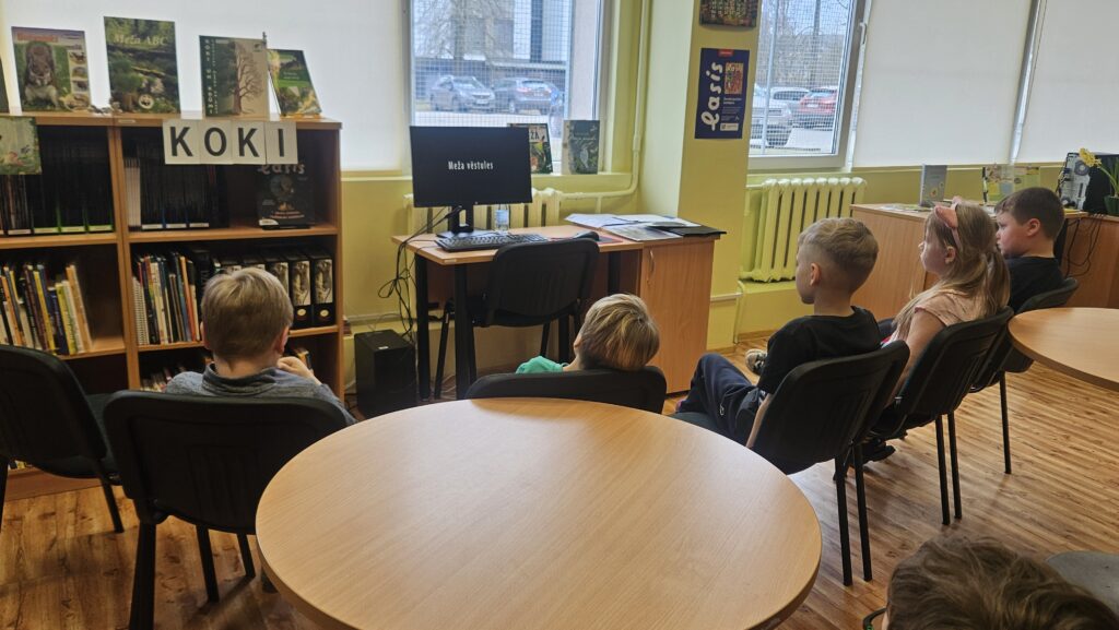 Tikšanās ar rakstnieci Evitu Hofmani skolas bibliotēkā - 1.a un 2.a