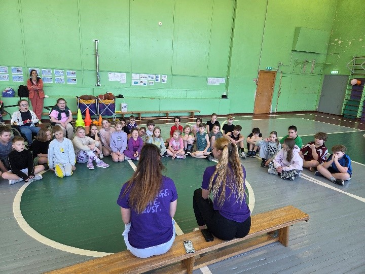 Tikšanās ar absolventēm māsām Paulu un Dignu Strautmanēm